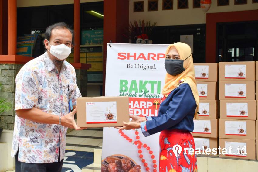 Andri adi utomo sharp indonesia donasi sembako covid-19 realestat id dok-2 Andri adi utomo sharp indonesia donasi sembako covid-19 realestat id dok-2