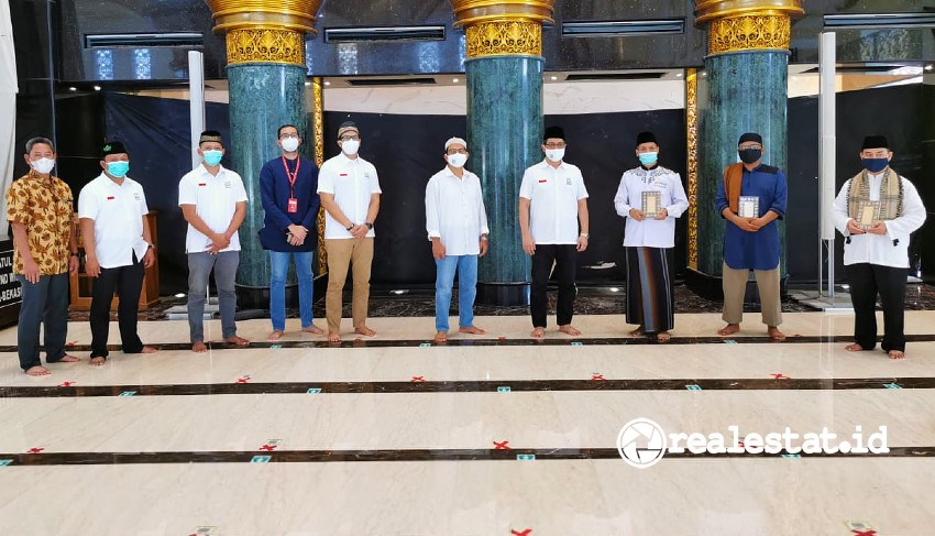 Sinar Mas Land Wakafkan Al-Qur’an kepada 3 Masjid di Kawasan Grand Wisata Bekasi realestat.id dok Sinar Mas Land Wakafkan Al-Qur’an kepada 3 Masjid di Kawasan Grand Wisata Bekasi realestat.id dok
