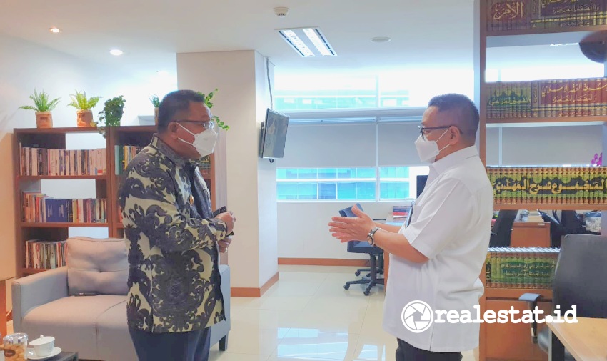 Direktur Jenderal Perumahan Khalawi Abdul Hamid Bupati Kepulauan Tanimbar Petrus Fatlolon Kementerian PUPR realestat.id dok Direktur Jenderal Perumahan Khalawi Abdul Hamid Bupati Kepulauan Tanimbar Petrus Fatlolon Kementerian PUPR realestat.id dok