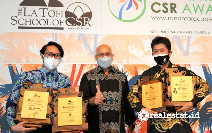Shinji Teraoka Pandu Setio PT Sharp Electronics Indonesia Nusantara CSR Award 2021 realestat.id dok Shinji Teraoka Pandu Setio PT Sharp Electronics Indonesia Nusantara CSR Award 2021 realestat.id dok