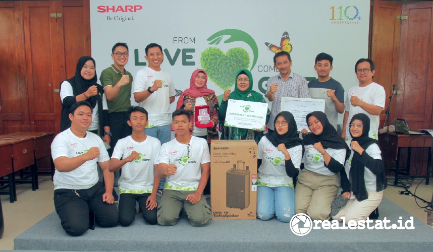 Sharp Indonesia SMAN 12 Bandung alat kebersihan realestat.id dok Sharp Indonesia SMAN 12 Bandung alat kebersihan realestat.id dok