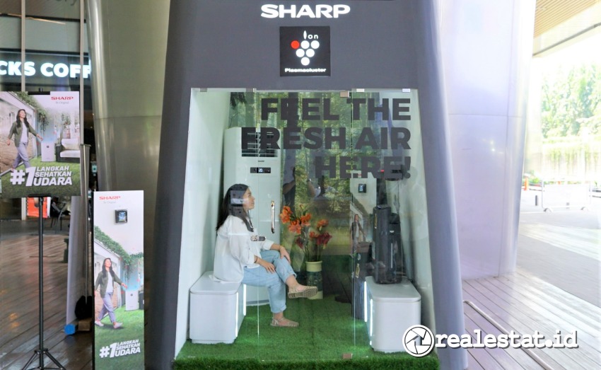 pengunjung sedang menikmati udara sehat di booth Plasmaexperience sharp indonesia realestat.id dok pengunjung sedang menikmati udara sehat di booth Plasmaexperience sharp indonesia realestat.id dok
