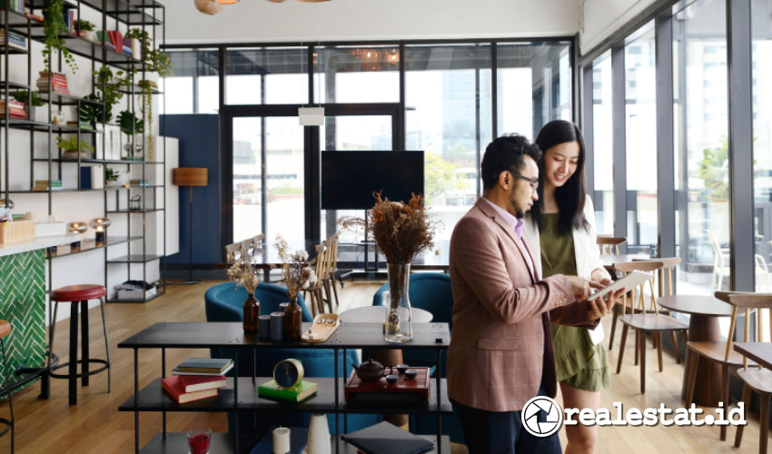 Aplikasi SiteMinder Mobile memungkinkan para penyedia akomodasi untuk menjalankan strategi manajemen pendapatan properti mereka dan mengurangi risiko real-time dari mana saja Aplikasi SiteMinder Mobile memungkinkan para penyedia akomodasi untuk menjalankan strategi manajemen pendapatan properti mereka dan mengurangi risiko real-time dari mana saja