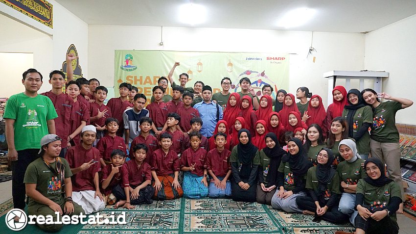 Ramadan Sharp Greenerator charity panti Asuhan berfoto setelah usai acara charity panti realestat.id dok Ramadan Sharp Greenerator charity panti Asuhan berfoto setelah usai acara charity panti realestat.id dok