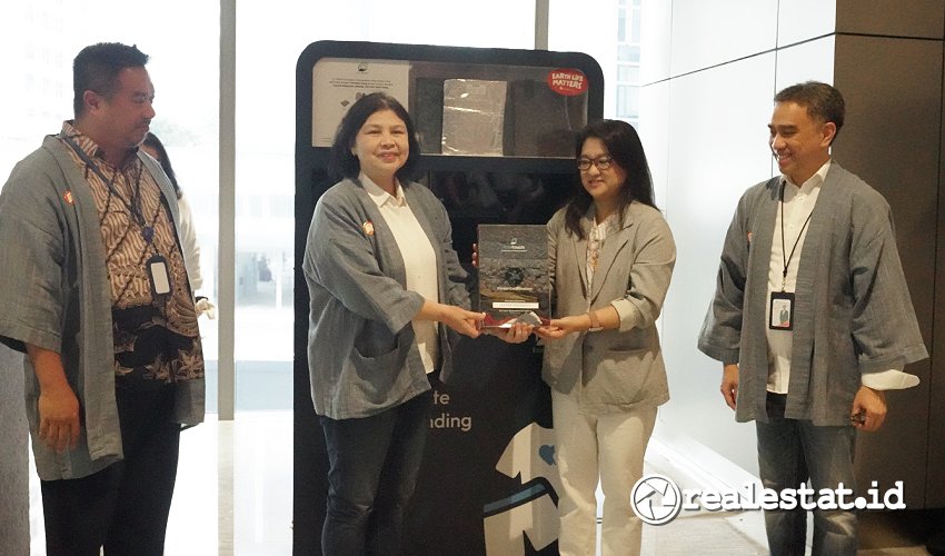 Penerimaan Plakat Kontribusi 1 Ton Fabric Waste dari EcoTouch ke Astra Property dalam kampanye Earth Live Matters-RealEstat.id Penerimaan Plakat Kontribusi 1 Ton Fabric Waste dari EcoTouch ke Astra Property dalam kampanye Earth Live Matters-RealEstat.id