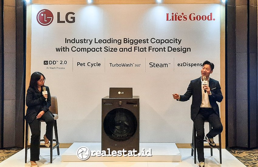 Jay Jang, Marketing and Relations Director LG Electronics Indonesia menerangkan kelebihan dari Washing Machine front loading AI DD 2.0 terbaru-RealEstat.id-Adhitya Putra Jay Jang, Marketing and Relations Director LG Electronics Indonesia menerangkan kelebihan dari Washing Machine front loading AI DD 2.0 terbaru-RealEstat.id-Adhitya Putra