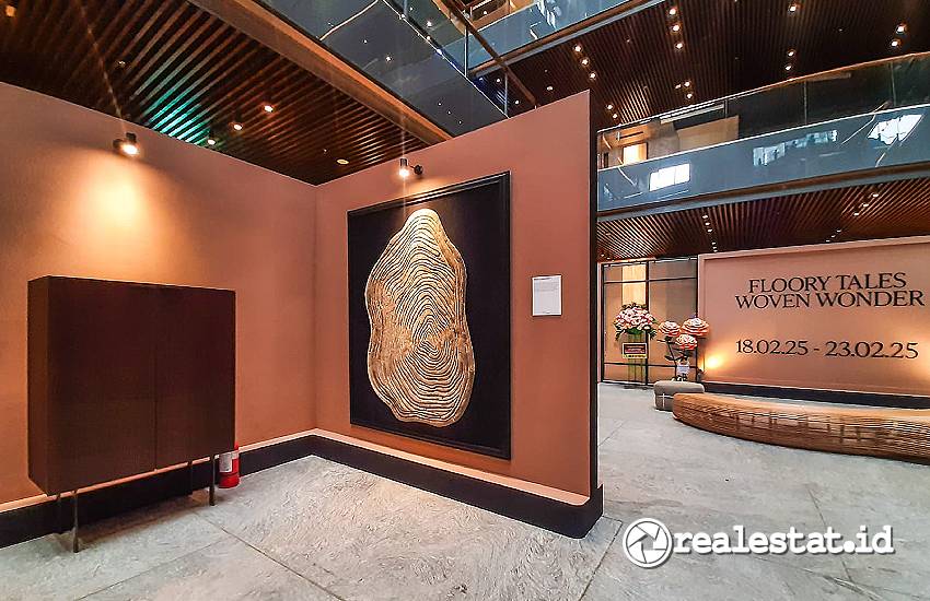 Desain Moire Rugs yang menggunakan teknik hand tufted dipamerkan dengan tajuk Floory Tales-Woven Wonder di Astha District 8 Senopati-RealEstat.id-Adhitya Putra Desain Moire Rugs yang menggunakan teknik hand tufted dipamerkan dengan tajuk Floory Tales-Woven Wonder di Astha District 8 Senopati-RealEstat.id-Adhitya Putra