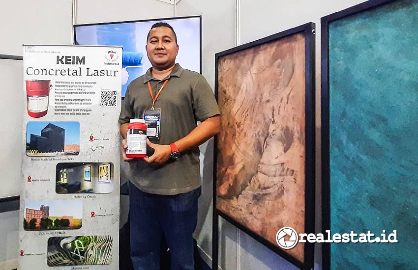 Direktur Utama PT Romulo Nusantara Perkasa, Dicky Fardian menerangkan kelebihan cat Keim KEIM Concretal Lasur di ajang Megabuild 2025 di JCC Senayan Jakarta-RealEstat.id-Adhitya Putra Direktur Utama PT Romulo Nusantara Perkasa, Dicky Fardian menerangkan kelebihan cat Keim KEIM Concretal Lasur di ajang Megabuild 2025 di JCC Senayan Jakarta-RealEstat.id-Adhitya Putra