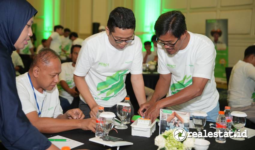 Sesi praktik perakitan RCCB oleh instalatur dalam program pelatihan Gerakan Listrik Aman Schneider Electric yang pecahkan Rekor MURI-RealEstat.id Sesi praktik perakitan RCCB oleh instalatur dalam program pelatihan Gerakan Listrik Aman Schneider Electric yang pecahkan Rekor MURI-RealEstat.id