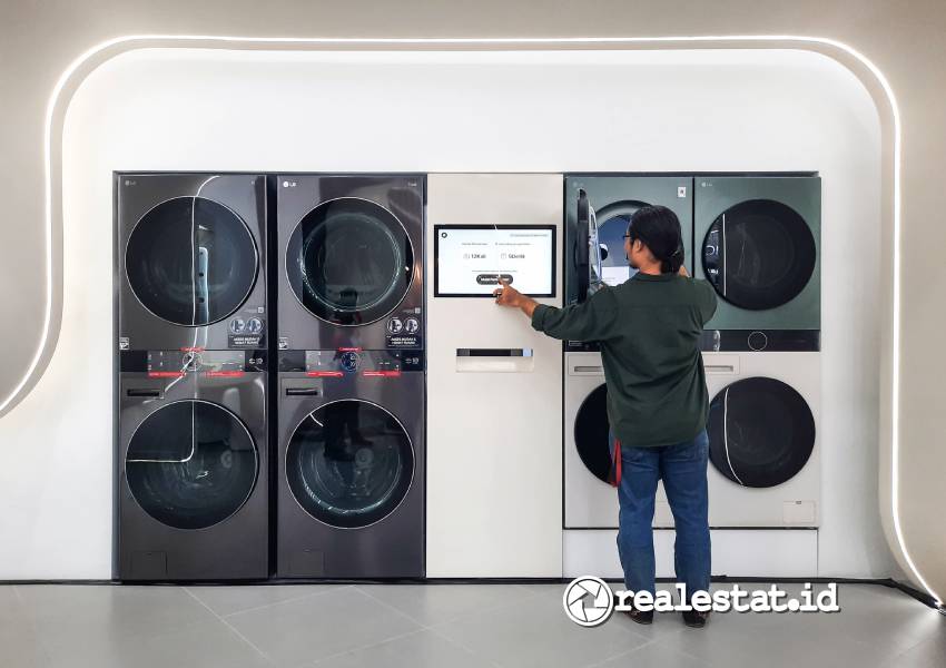 Pengunjung mencoba mesin cuci AI DD 2.0 di zona Home Appliance Solution LG Zona Seru Central Park Jakarta-RealEstat.id-Adhitya Putra
