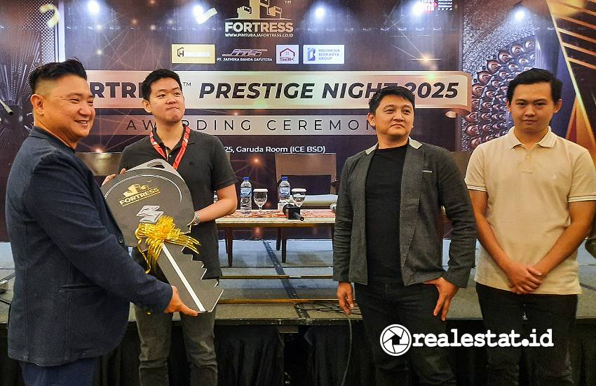 Chief Executive Officer dan Founder JBS Perkasa, Joni Effendi memberikan apresiasi berupa 1 unit mobil kepada mitra toko dengan penjualan terbaik-RealEstat.id-Adhitya Putra