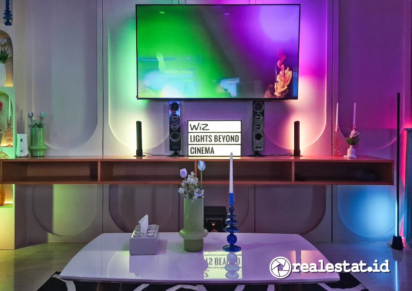 Lampu pintar WiZ TV Sync yang diaplikasikan di ruang televisi-RealEstat.id-Adhitya Putra Lampu pintar WiZ TV Sync yang diaplikasikan di ruang televisi-RealEstat.id-Adhitya Putra