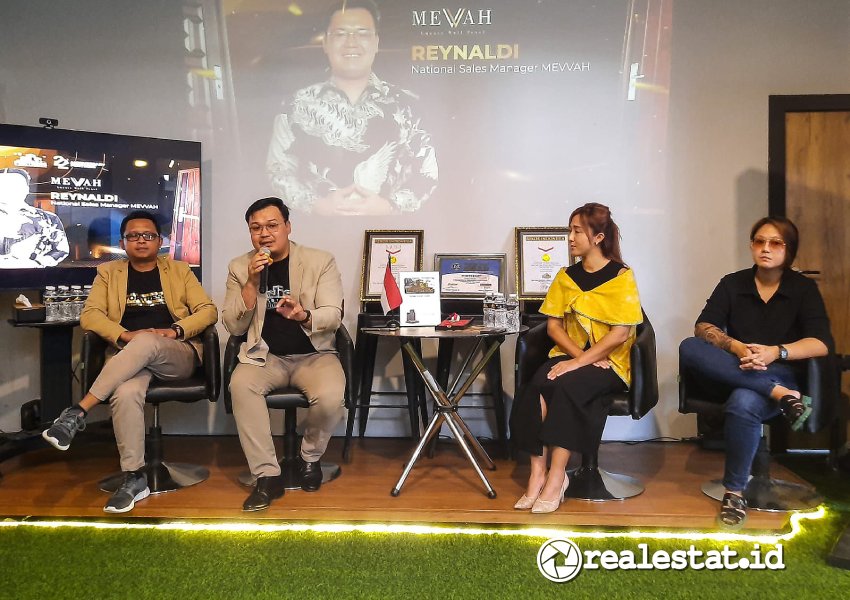 National Sales Manager Mevvah JBS Perkasa, Reynaldi menjelaskan produk Mevvah Luxury Wall Panel-RealEstat.id-Adhitya Putra National Sales Manager Mevvah JBS Perkasa, Reynaldi menjelaskan produk Mevvah Luxury Wall Panel-RealEstat.id-Adhitya Putra