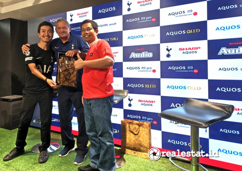 Sharp AQUOS menghadirkan legenda Tottenham Hotspur Gary Mabbutt-RealEstat.id