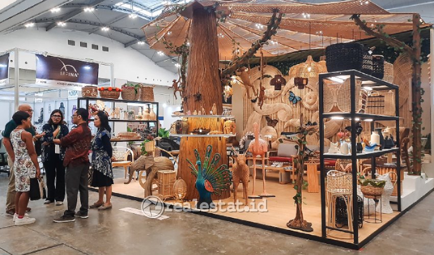 Furnitur dan kerajinan Indonesia yang hadir di pameran IFFINA+ 2025 di ICE BSD-RealEstat.id-Adhitya Putra