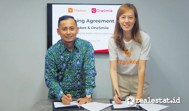 Signing Agreement Yohanes Zega CEO OneSmile Diana Liudin Marketing Manager bTaskee Realestat.id dok Signing Agreement Yohanes Zega CEO OneSmile Diana Liudin Marketing Manager bTaskee Realestat.id dok
