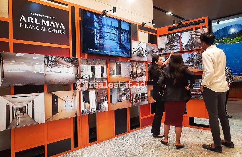 Topping off Arumaya Financial Center-RealEstat.id-Adhitya Putra