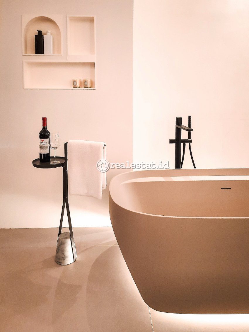desain kamar mandi modern Antoniolupi di Le Château Living-RealEstat.id-Adhitya Putra