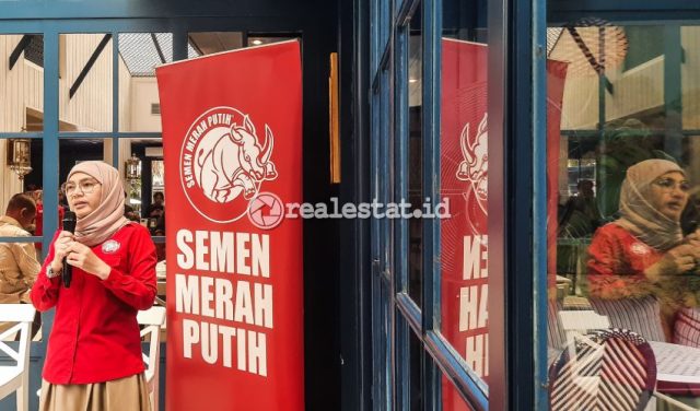 Head of Marketing Semen Merah Putih, Nyiayu Chairunnikma menjelaskan inovasi pohon cair penyerap karbon-RealEstat.id-Adhitya Putra