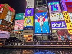 10 Tempat Wisata Terpopuler di Jepang yang Wajib Masuk Bucket List Liburan Dotonburi Osaka Glico Man menjadi tempat wisata terpopuler di Jepang-RealEstat.id