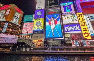 10 Tempat Wisata Terpopuler di Jepang yang Wajib Masuk Bucket List Liburan Dotonburi Osaka Glico Man menjadi tempat wisata terpopuler di Jepang-RealEstat.id