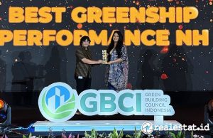 Altea BLVD Dinobatkan sebagai Kawasan Hunian Hijau Terbaik Greenship Awards 2025 Vania Ariyani, Head of Sales Altea BLVD, menerima penghargaan Best Greenship Performance Neighborhood di ajang Greenship Awards 2025-RealEstat.id (1)