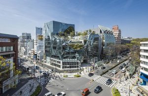 Liburan Jadi Lebih Reflektif Lewat Pengalaman #arsitekTOUR, Ini 5 Rekomendasi Wisata Arsitektur Terbaik! destinasi wisata arsitektur di Omotesando Jepang salah satunya Tokyo Plaza Harajuku-RealEstat.id